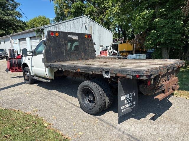 Ford F-550 平板栏板货车