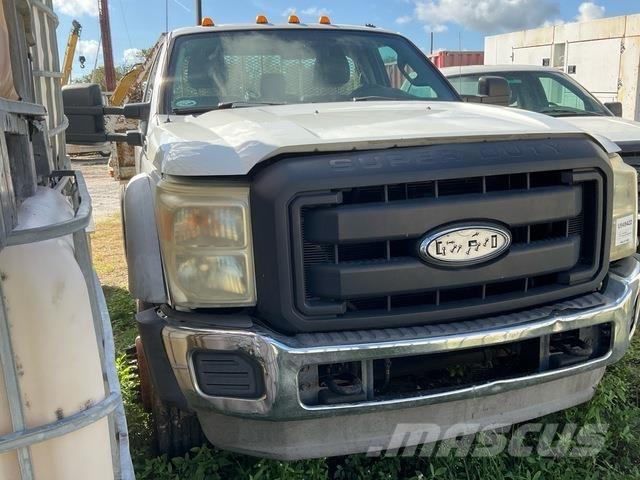 Ford F-550 平板栏板货车