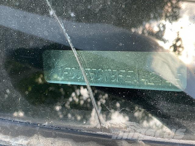 Ford F-550 平板栏板货车