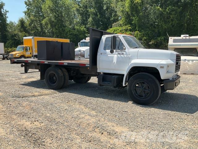 Ford F-600 平板栏板货车