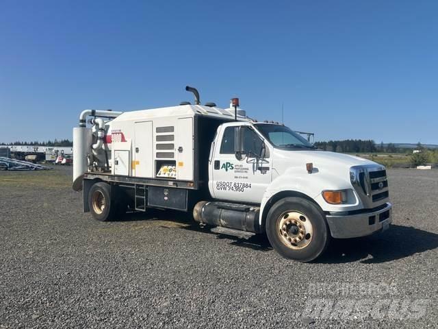 Ford F-650 履带挖掘机
