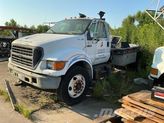 Ford F-650 平板栏板货车