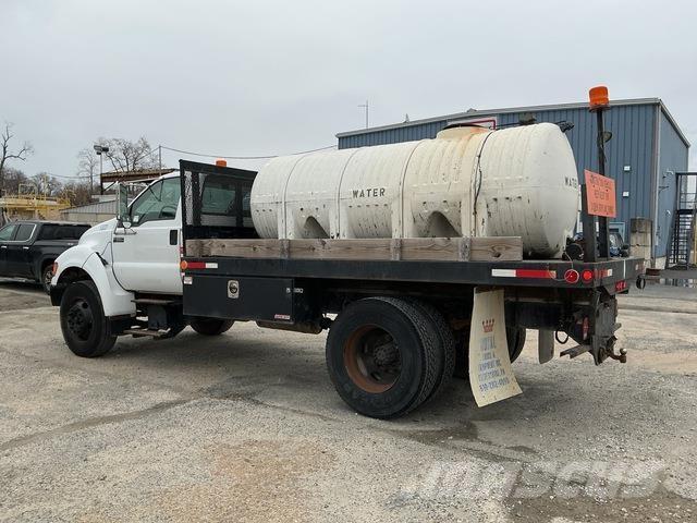 Ford F-650 平板栏板货车
