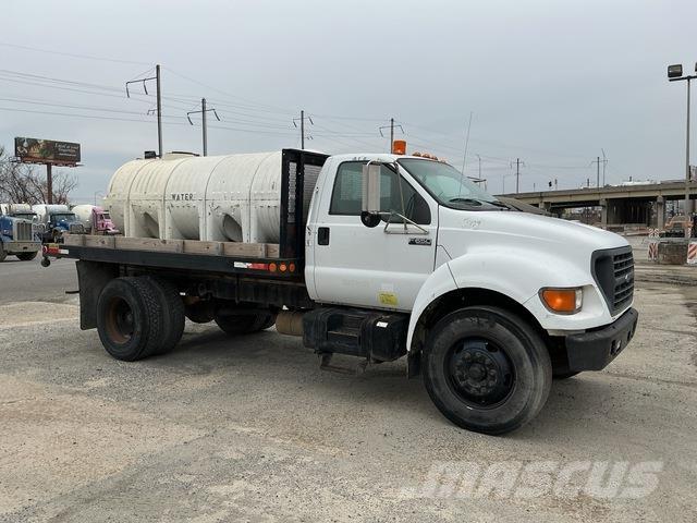 Ford F-650 平板栏板货车