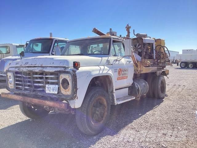 Ford F-700 钻机车