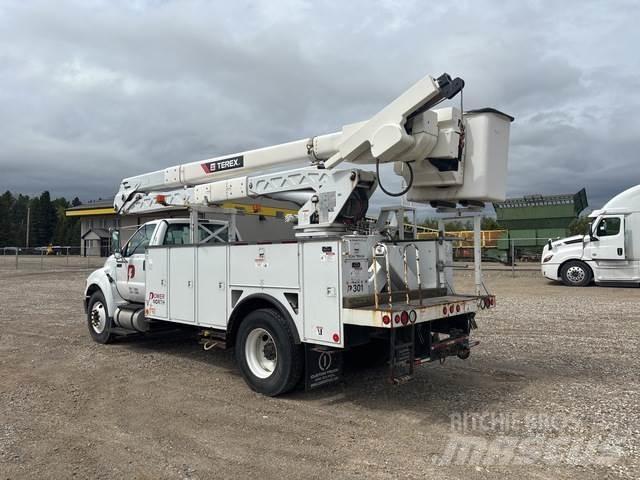 Ford F-750 车载式高空作业车