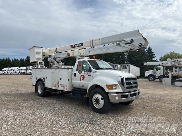Ford F-750 车载式高空作业车