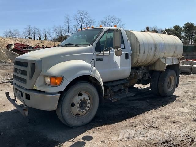 Ford F-750 水罐车