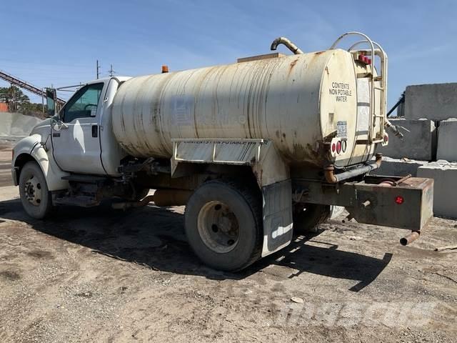 Ford F-750 水罐车