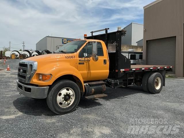 Ford F-750 平板栏板货车