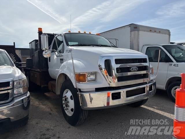 Ford F-750 平板栏板货车