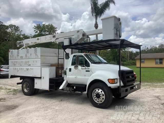 Ford F-750 车载式高空作业车