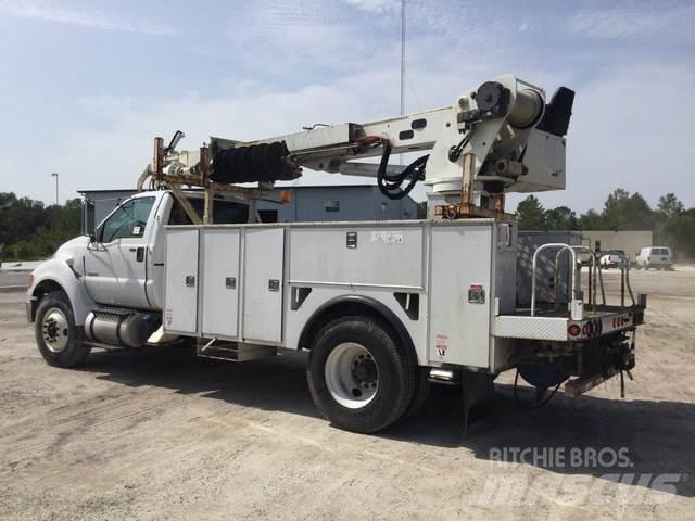 Ford F-750 钻机车