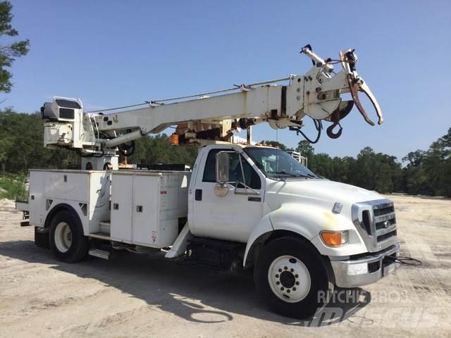 Ford F-750 钻机车