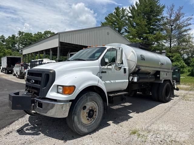 Ford F-750 混凝土搅拌车