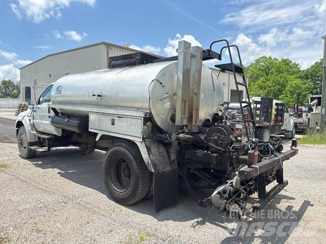 Ford F-750 混凝土搅拌车