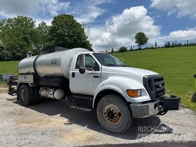 Ford F-750 混凝土搅拌车