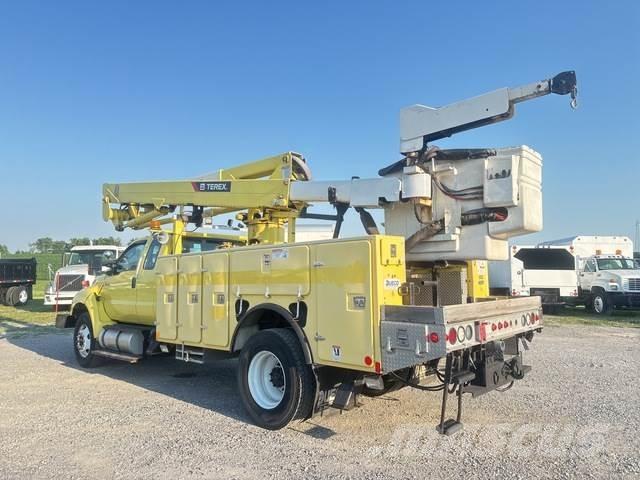 Ford F-750 车载式高空作业车