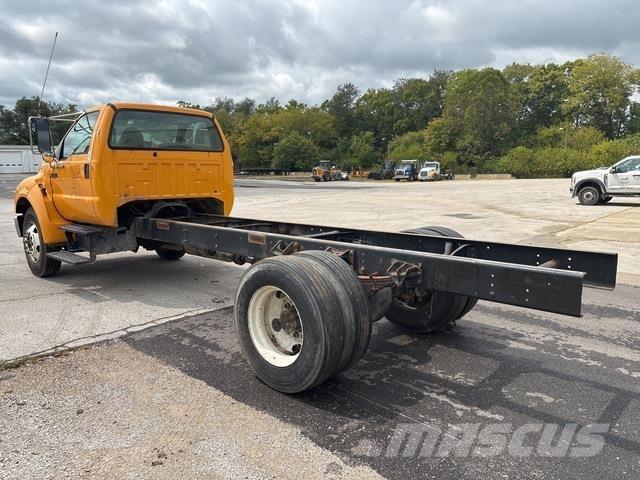 Ford F-750 驾驶室与内部