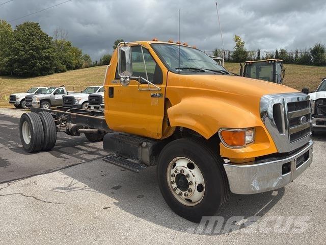 Ford F-750 驾驶室与内部