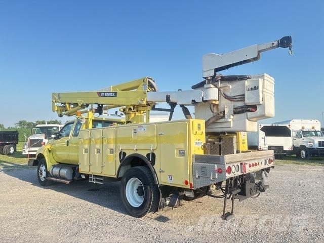 Ford F-750 车载式高空作业车