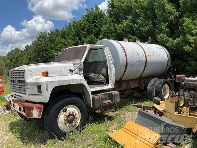 Ford F700 油罐车