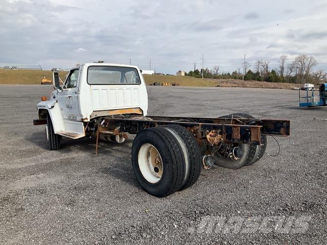 Ford F700 驾驶室与内部