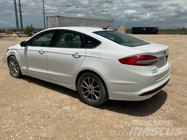 Ford Fusion SE 汽车