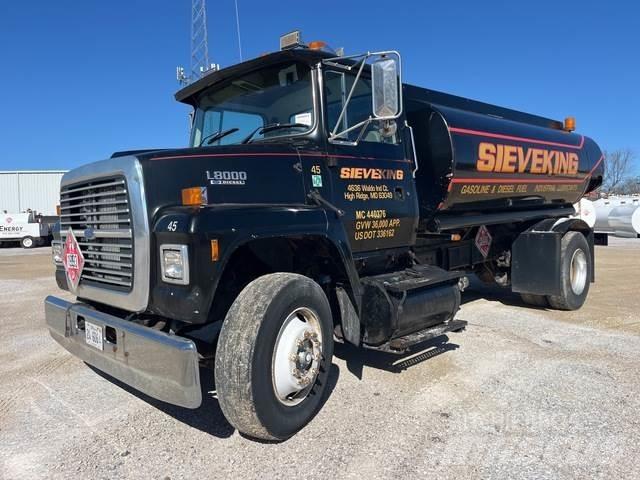 Ford L8000 油罐车