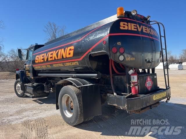 Ford L8000 油罐车