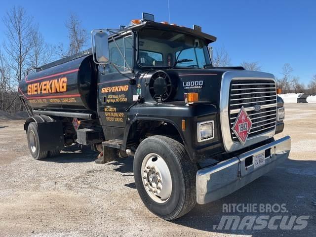 Ford L8000 油罐车