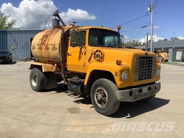 Ford L8000 水罐车