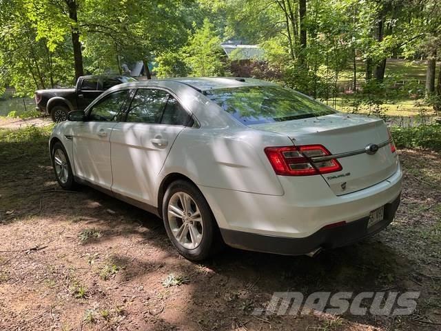 Ford Taurus 汽车