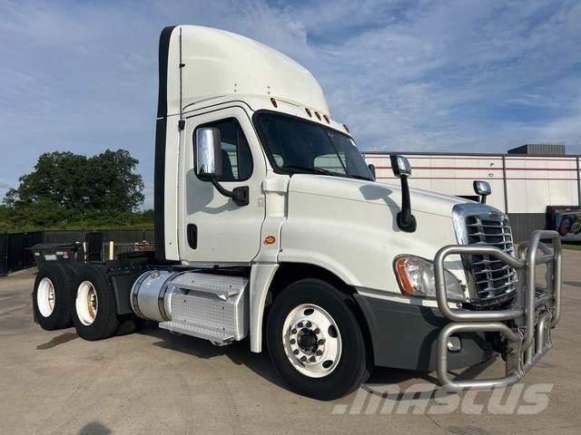 Freightliner  牵引车