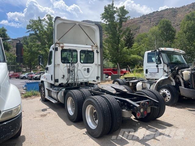 Freightliner  牵引车