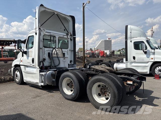 Freightliner  牵引车