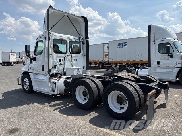 Freightliner  牵引车
