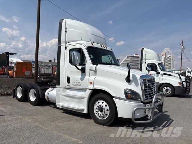 Freightliner  牵引车
