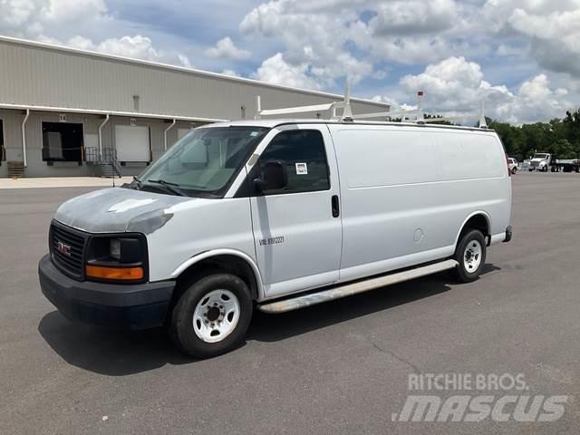 GMC Savana 大型面包车