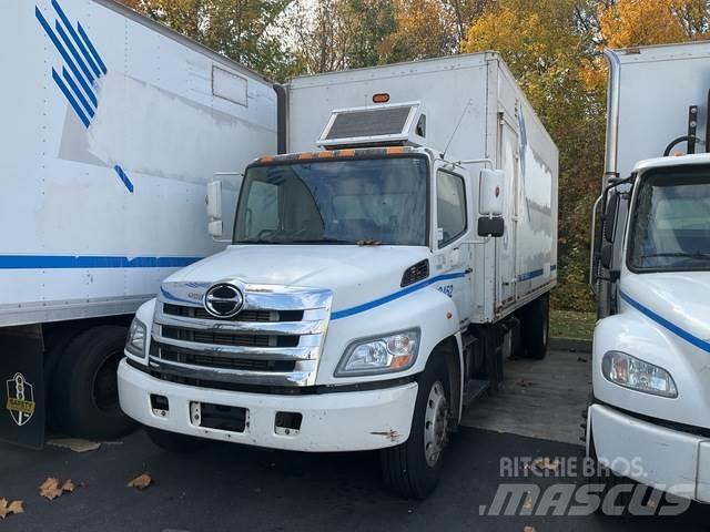 Hino 338 厢式货车