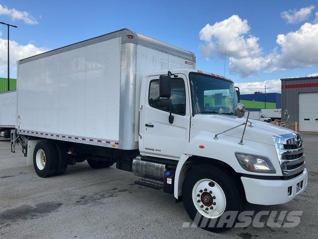 Hino 338 厢式货车