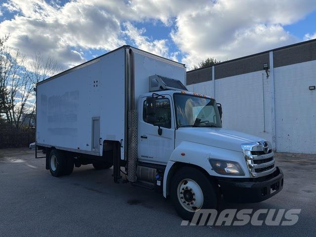 Hino 338 厢式货车