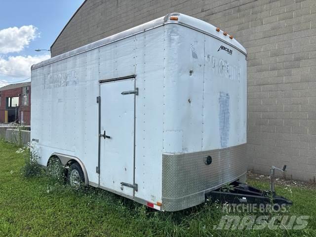  Homesteader 厢式拖车