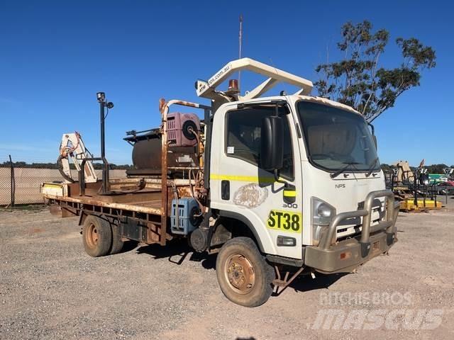 Isuzu NPS 300 平板栏板货车