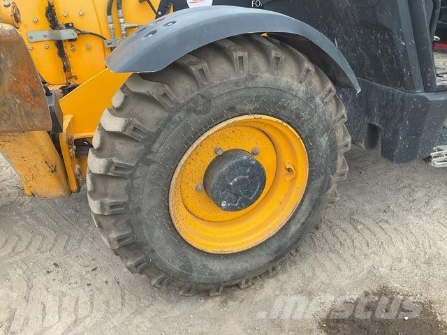JCB 535-125 伸缩臂叉装车|叉装车