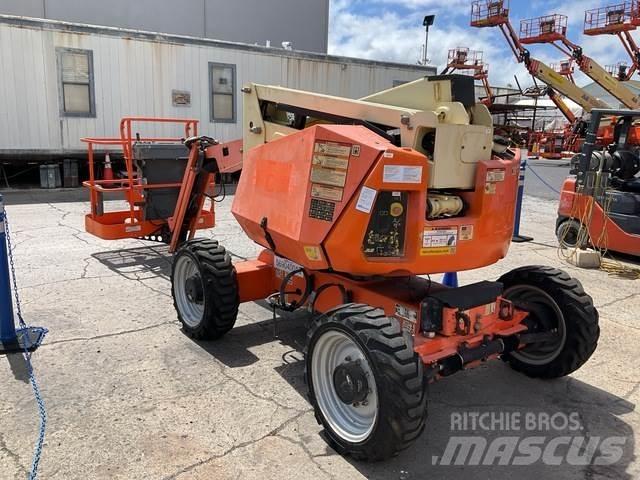 JLG 340AJ 曲臂高空工作平台