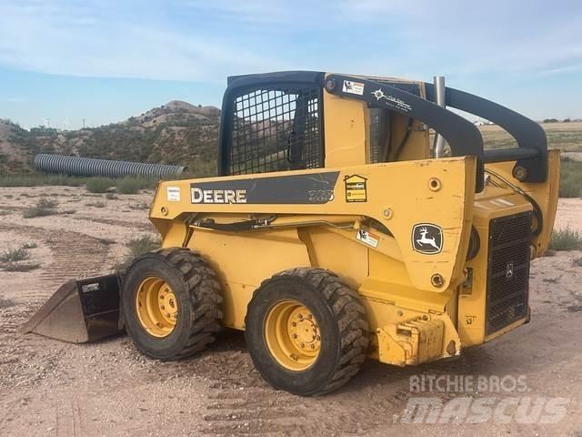 John Deere 325 滑移装载机