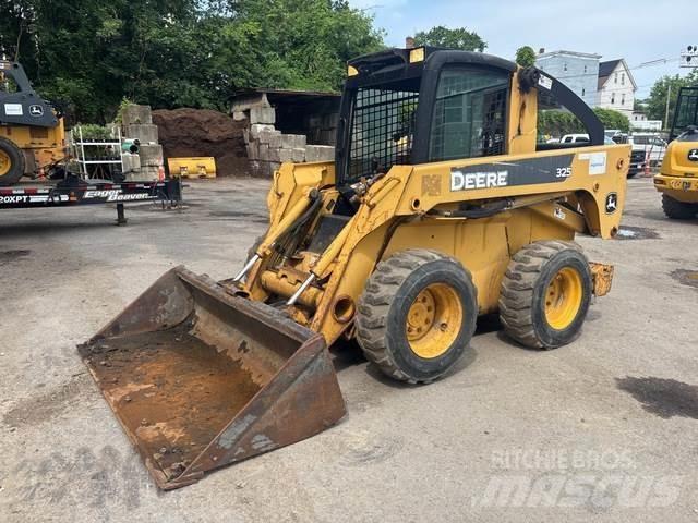 John Deere 325 滑移装载机