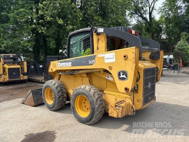 John Deere 325 滑移装载机