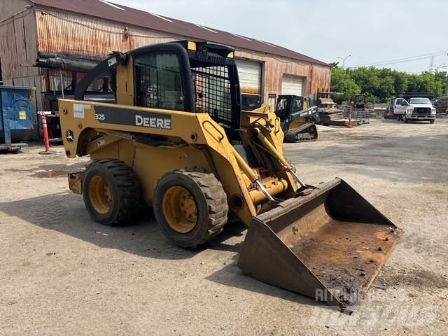 John Deere 325 滑移装载机